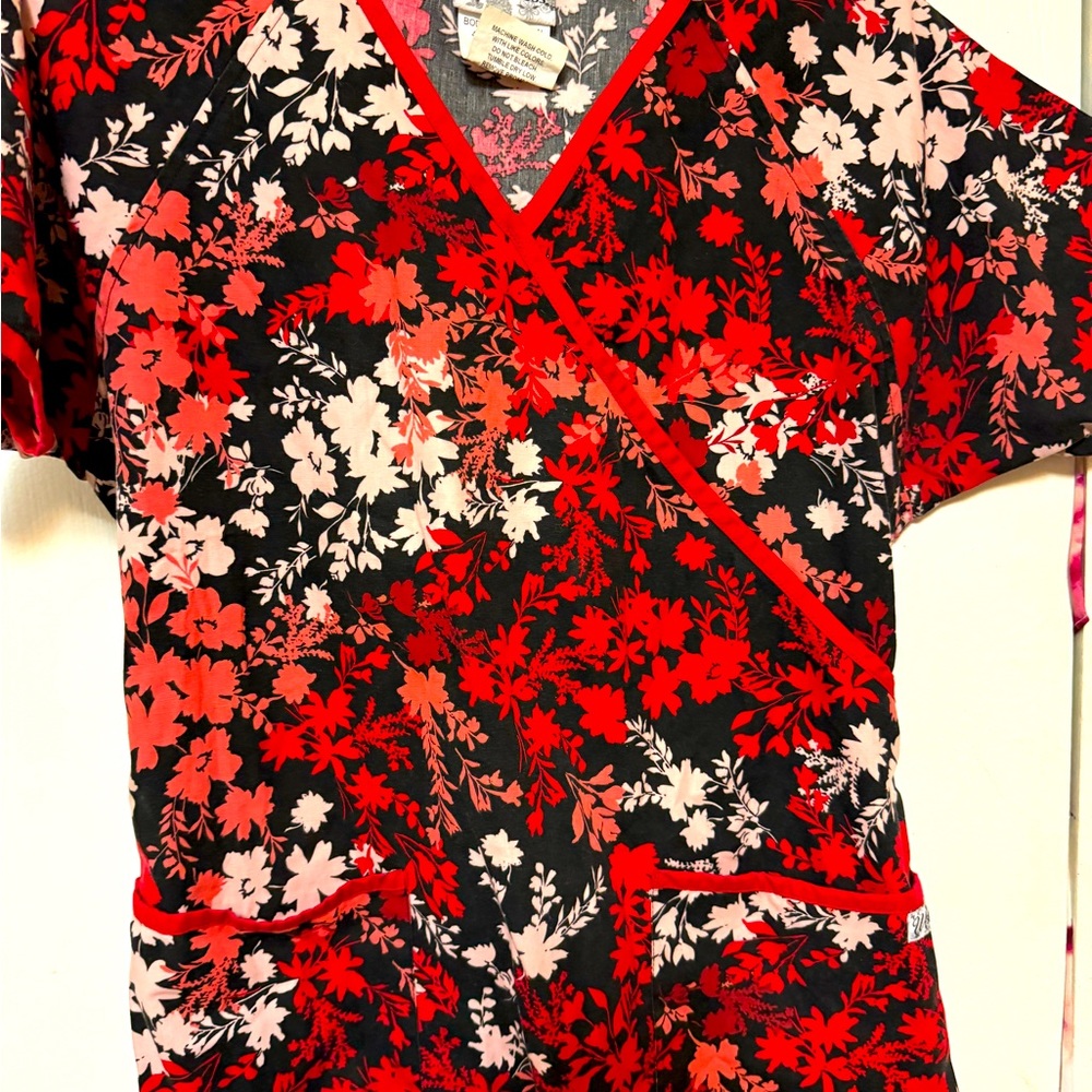 UA scrub top gentle used love the design S